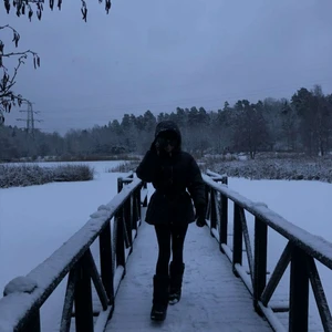 Nelly belted puffer jacket 34 - Säljer min så snygga (slutsålda)  jacka från nelly, använd ett fåtal gånger och så snygg och skön! Betalning via swish, köpare står för frakt alt mötas upp i sthlm❤ hör av er vid frågor