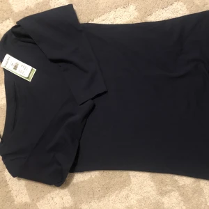 Kappahl BASTOPP MED TREKVARTSLÅNG ÄRM - Kappahl top in blue color with tag. Available for pick up in Kviberg, Göteborg 