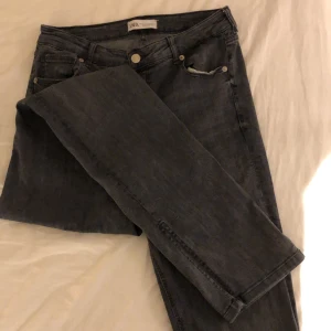 Gråa jeans med slits - Snygga gråa jeans från zara med slits nedtill, raka i modellen och supersköna. Säljer pga för stora💕