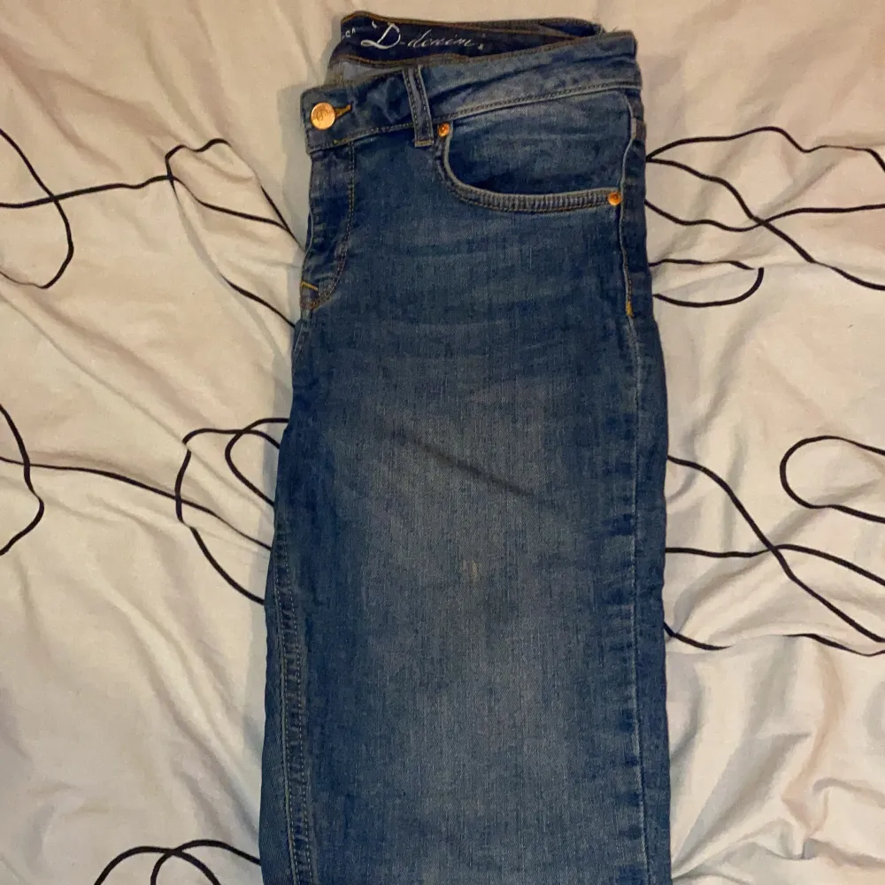 Blåa jeans från Ullared! Bra skick, använda ett par enstaka gånger! Men det är slitet vid texten för det har tvättats, men står Melissa på dem, storlek 42 men passar även 40. Säljer för 120kr eller buda! Köparen står för frakten. Jeans & Byxor.