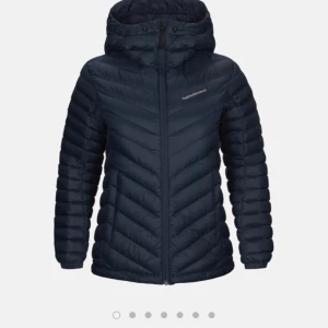 Peak performance jacka marinblåa - En marinblå Peak jacka i storlek xs, den passar som S och är i bra skick! 💕 