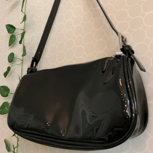 Amelia bag - Intressekoll på denna väska. Knappt använd pga har liknande väskor. Nypris 300kr. Frakten är inte inräknad i prisen 💕🍃