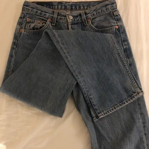 Levis jeans - Snygga jeans från Levis med slits nedtill.💕jag säljer dem för att dem inte passar mig tyvärr. jag köpte dem här på Plick som begagnade så därför är det lite nedsatt pris.