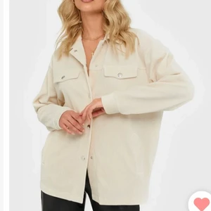 Skjorta - Har aldrig använt den så den är som ny. Storlek M och den är oversize. manchester tyg. Vääälidgt skön!!! Kom dm om ni vill ha fler bilder. Tog dessa bilder från nätet. Köparen står för frakt. Nypris:499 (se sista bilden) köparen står för frakten. 😚❤️