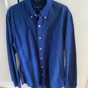 Ralph Lauren skjorta 💙 - En super snygg ralphlauren skjorta i storlek M ( slim fit ) köpt på herravdelningen, men funkar också fint till en tjej ✨