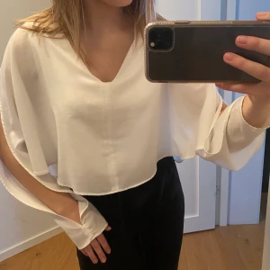 Blus  - Vit ”fladdrig” blus från Zara med lätt v-ringning och öppna ärmar. Står storlek M men jag har vanligtvis XS/S och den passar bra på mig☺️