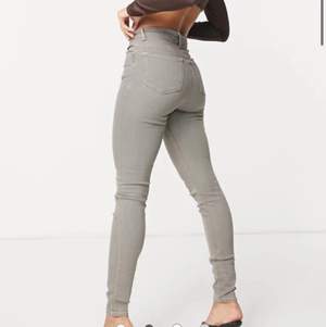 Gråa skinny jeans stretchiga. Dem är inte använda beställde fel storlek. Den kommer i orginal paketet. Priset kan diskuteras.