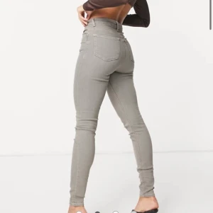 Gråa jeans - Gråa skinny jeans stretchiga. Dem är inte använda beställde fel storlek. Den kommer i orginal paketet. Priset kan diskuteras.