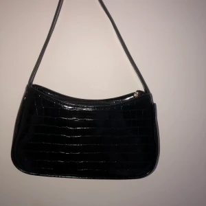 Mina axelväska  - Jättefin axelväska, aldrig använd så den är helt ny! Jättefint material! BUDGIVNING i kommentarsfältet! Avslutas ikväll kl 20:00! +Frakt 24kr!!❤️