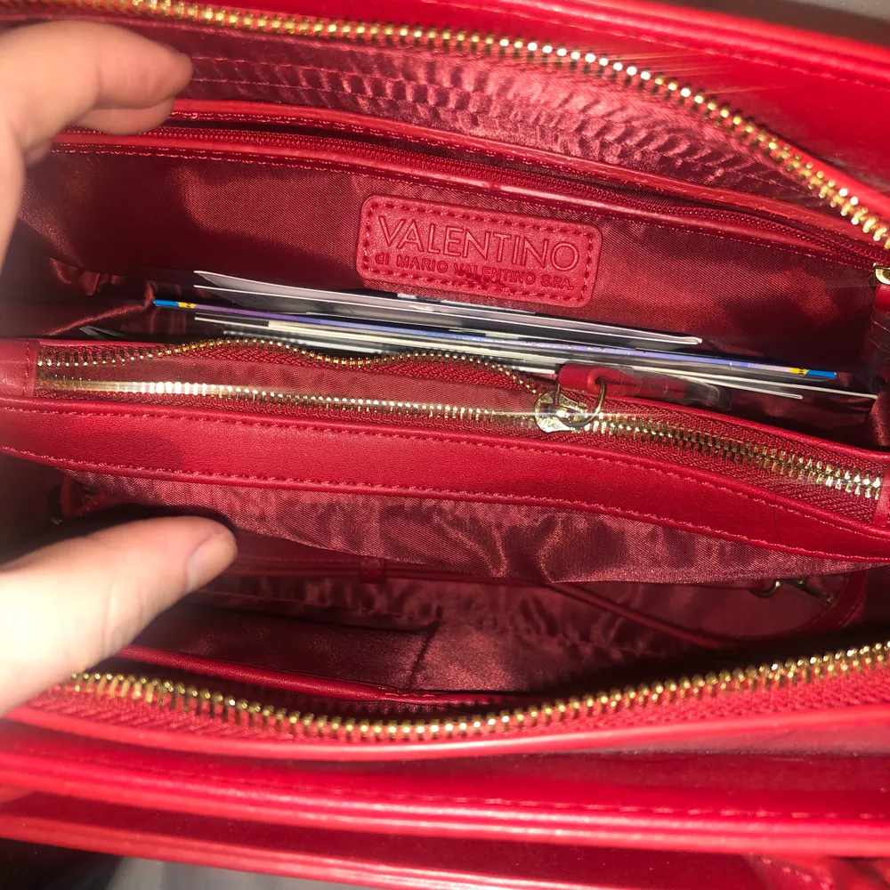 Röd valentino väska, knappt använd. 1000 kronor. Pris kan diskuteras. Väskor.