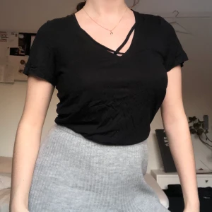 Gina Tricot svart linne xs - Svart linne från Gina Tricot med detalj över brödet, i fint skick