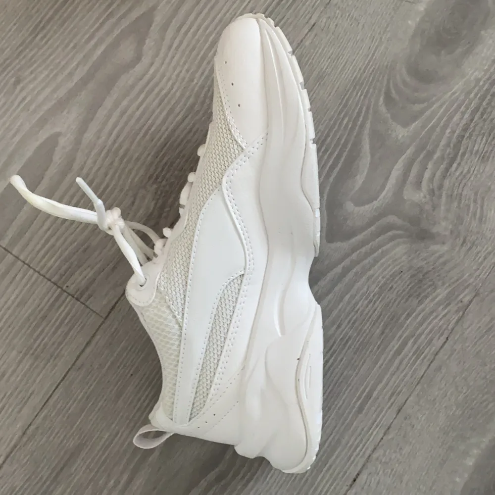 Vita Sneakers från Puma. Sldrig använt, undersidan är helt ren. Storlek 36, men jag har i vanliga fall 37 och dessa passar perfekt. Priset på alla mina produkter kan diskuteras.. Skor.