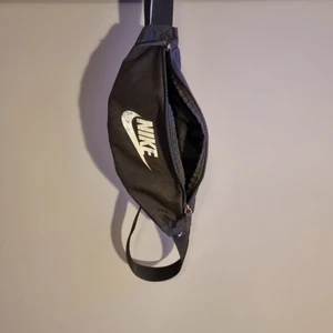 Nike väska - En nike "hipp pack", rätt sliten därav priset