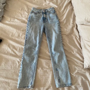 Mom jeans - Jeans från H&M. Kan tyvärr inte visa bilder hur dom sitter på då dom är för små men lagt in bilder på hur dom ser ut på hemsidan! (Inte samma färg dock) dom satt iaf asbra när dom väl passade. Säljer för 100 kr. (Jag är 1,66)