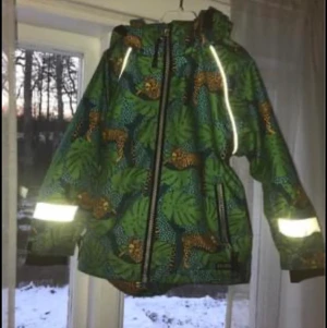 Villervalla skaljacka  - Villervalla skaljacka med jättefint print . Storlek 98.jättefint skick . Säljs med tillhörande mössa i samma print . Har även en skaljacka villervalla i panda print med tillhörande mössa och säljs ocskå för 400kr /styck 