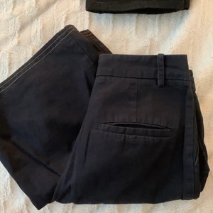 Kostymbyxor - Super fina marinblåa kostymbyxor från Zara med beige sömm där nere. Köptes på Plick men tyvärr för stora o lite långa på mig som har 24-25 i byxor o är 159 cm. Passar nog en med 26 i midjan/S. De ska sitta as fint på o forma sig fint i midjan 🥰