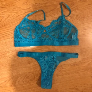 Underklädesset i spets strl S - Jättefint underklädesset i strl S, liknar de från Lounge. Råkade beställa två st så säljer den ena. Skulle uppskatta kupan till liten A/B kupa. Vid flera intresserade blir det budgivning.😊