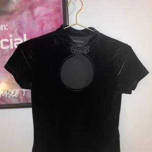 Sammets body - Body med cool krage från Urban Outfitters! Aldrig använd endast provad:) säljer då den är för liten på mig (är 174cm)💘