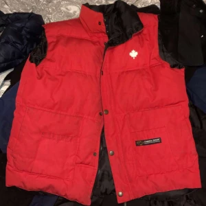 Röd canada goose väst -  canada goose väst i strlk xs men passar xs-m.