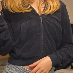Lexington hoddie - Marinblå Lexington hoddie i supermysigt material, nyskick. Inga fläckar bara spegeln som är smutsig😅 Har en stor och mysig luva, går att ha som både croppad och ”vanlig längd”☺️ Storlek XS men passar både S och M beroende på hur oversized man vill att den ska vara! Bara att skicka meddelande vid ytterligare frågor!😊