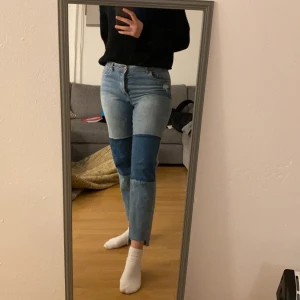 Patched Jeans från HM - Säljer ett par trendiga patched jeans från H&M!! Väldigt sköna i storlek 40 men passar 38 med! Frakt på 66kr tillkommer✨