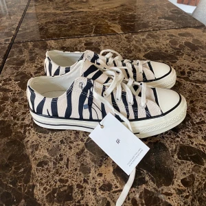 Converse zebra  - Prislappen kvar, endast testade 