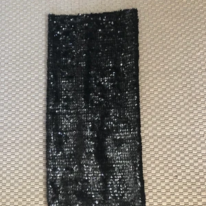 Svart paljettklänning - Snygg svart paljettklänning i strl xs. Knappt använd 