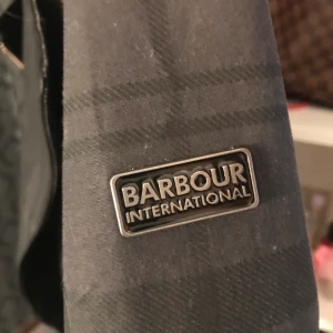 Barbour jacka - Knappt använd, nästan perfekt skick. Storlek 34 Pris kan diskuteras vid snabb affär.