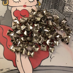 🎸NITAR🧷 - Skit coola nitar! 20 nitar för 30 kr! Enkla att sätta på alla typer av tyger och kläder