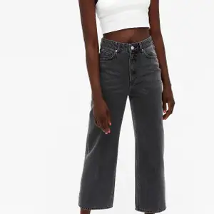 Säljer dessa sjukt fina jeans från monki i modellen Mozik,  säljer pågrund av att dem tyvärr inte kommer till någon användning. Bra skick då jag använd nått fåtal gång! Köparen står för frakt 