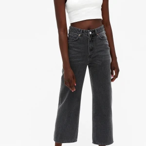 Monki grey jeans - Säljer dessa sjukt fina jeans från monki i modellen Mozik,  säljer pågrund av att dem tyvärr inte kommer till någon användning. Bra skick då jag använd nått fåtal gång! Köparen står för frakt 