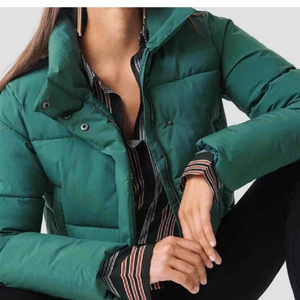 Grön pufferjacka - Supersnygg grön pufferjacka i storlek 34. Knappt använd, som ny. Något liten på mig därför säljer jag den. Hör av dig vid intresse💞