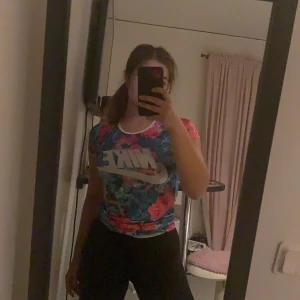 Nike tröja  🌹  - En Nike tröja så tyvär inte kommer till användning så mycket längre .Den är i ett stretchat material så den passar bra runt om.köparen står för frakt 💕