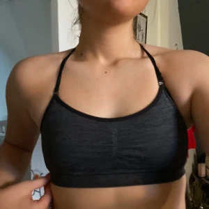 Sport-bh - Jättefin men vet tyvärr varken märke eller storlek, skulle säga S dock. Utan inlägg