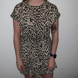 Klänning med leopardmönster. Från Gina tricot, 36
