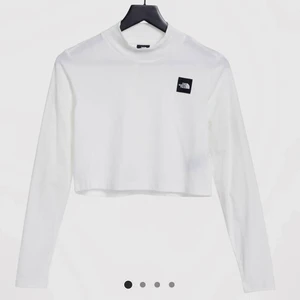 THE NORT FACE - crop top - Säljer denna superpopulära helt oandvända tröja ifrån The nort face, som tyvärr aldrig kom till andvändning ... 💖