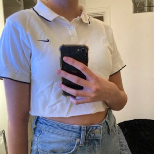 Cool Nike tröja🤍 - Super cool vintage Nike tröja som är avklippt. Passar super bra på mig som vanligtvis har S❣️