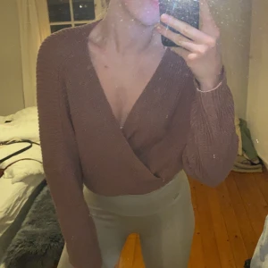 Rosa stickad tröja - Fint skick då jag ej använt den mycket. Köpt för 150 säljer för 30kr plus frakt.