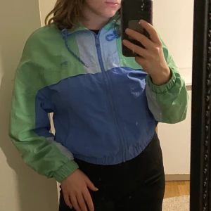 Levis jacka - Levis jacka köpt ny våren 2020 näst intill oanvänd och i väldigt fint skick, SX, bud börjar på 500kr+frakt, DM för intresse och mer information 