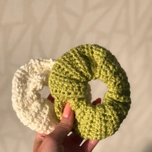 Scrunchies!! - Hej! Jag gör dessa Scrunchies själv och tittar nu om det finns intresse av att köpa dem! Jag säljer dem för 69 kr st, inklusive frakt!!!!! Rabatt kan fås vid mängdköp! Hör av er om ni är intresserade!