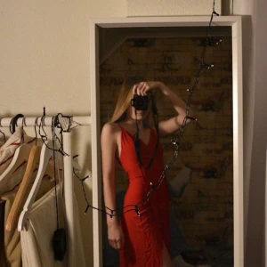 Röd klänning xs-s - Vacker röd klänning🥵🥵 som ger fin figur och sitter bra på midjan. Den har ett slit på högra sidan och säljer för att den nt kommit till användning. Om efterfrågan finns går budgivningen upp med 20kr