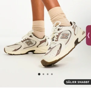 New Balance Beige - Säljer helt nya new balance i storlek 39,5 (slutsålda överallt). Kommer i sin förpackning, helt oanvända, endast testade inomhus. Pris kan diskuteras vid snabb o smidig affär