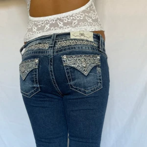 Miss Me Jeans - Midjemått tvärs över: 36cm  Innerbenslängd: 77cm 