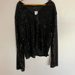 Glitter topp  - Glittrig topp från Gina som aldrig är använd och är i fullt nyskick!