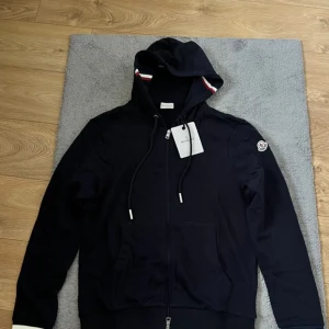 Moncler zip hoodie - Splitter ny i påse med tags och alla tillbehör! Marknadens absolut finaste kvalitet, kan självklart fraktas om så önskas 