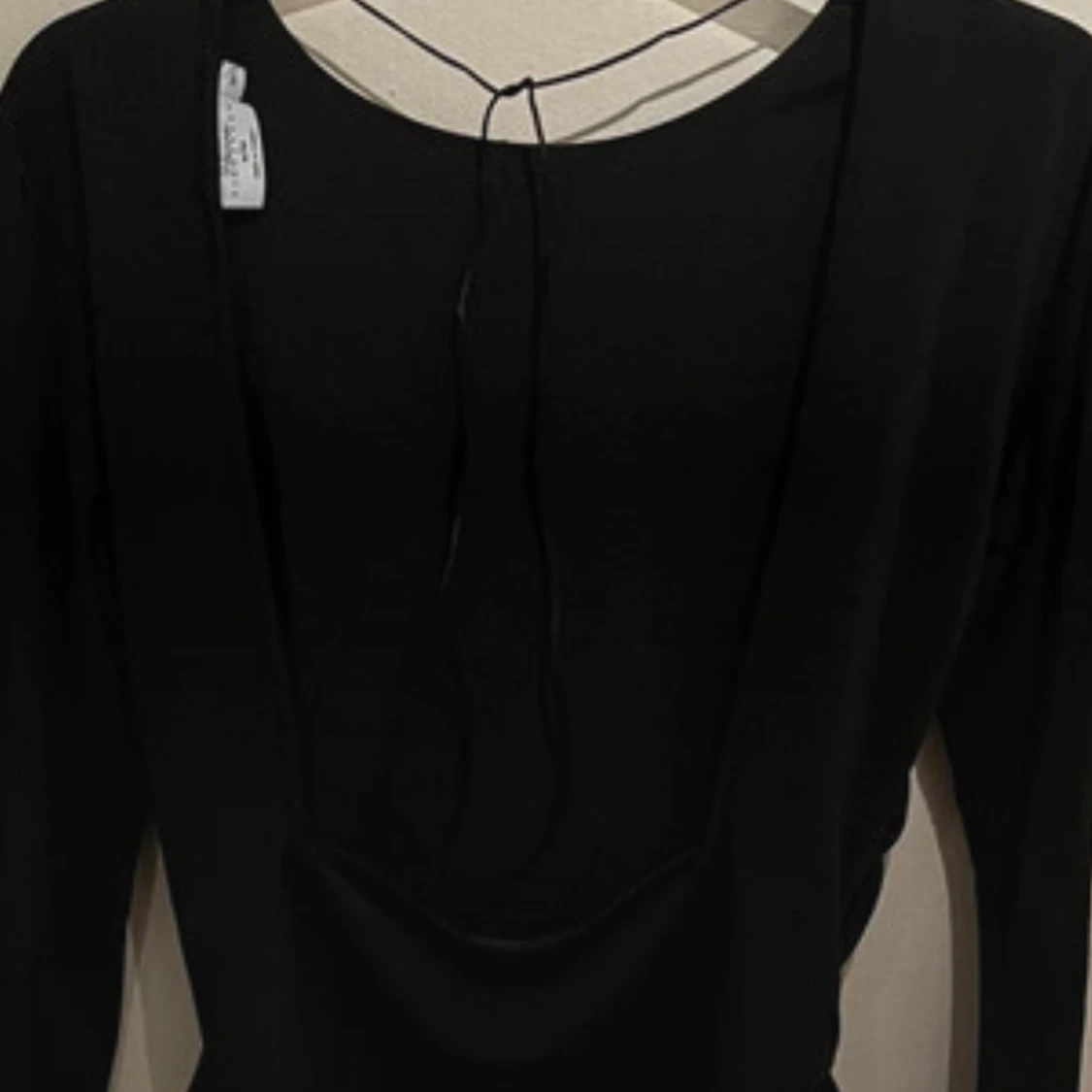 Svart långärmad topp med öppen rygg - 1