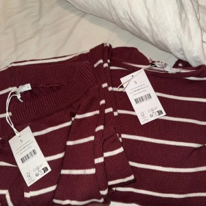 Vinrött/vitt randigt mjukis set - Superfint randigt mjukis det från lojsan x na-kd, lappar kvar och aldrig använda. Endast testade. Köp båda för 750kr eller tröjan för 359kr och byxorna för 449kr. 