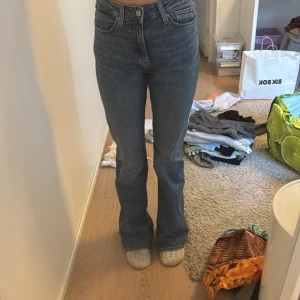 Guess jeans - Snygga blå jeans från Guess med bootcut-stil. De har en klassisk femficksdesign och en middle midja. Lite slitage på benen. midjemått ca 75 cm