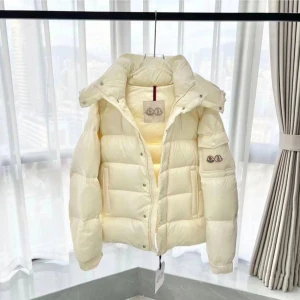 Moncler jacka - Säljer helt ny moncler jacka vit med dubble logo förföljer alla tags och triangeln formade tagen alla lappar och karton märket inne intresserad skriv för fler bilder och om du har några frågor.