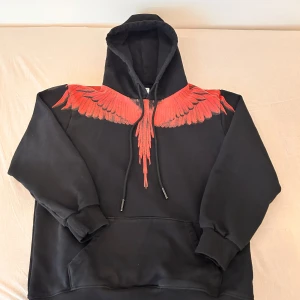 Säljer en helt ny Marcelo burlon county of Milan hoodie  - Helt ny hoodie har använt den bara en gång den är jätte skön och fin rekommenderar och köpa 